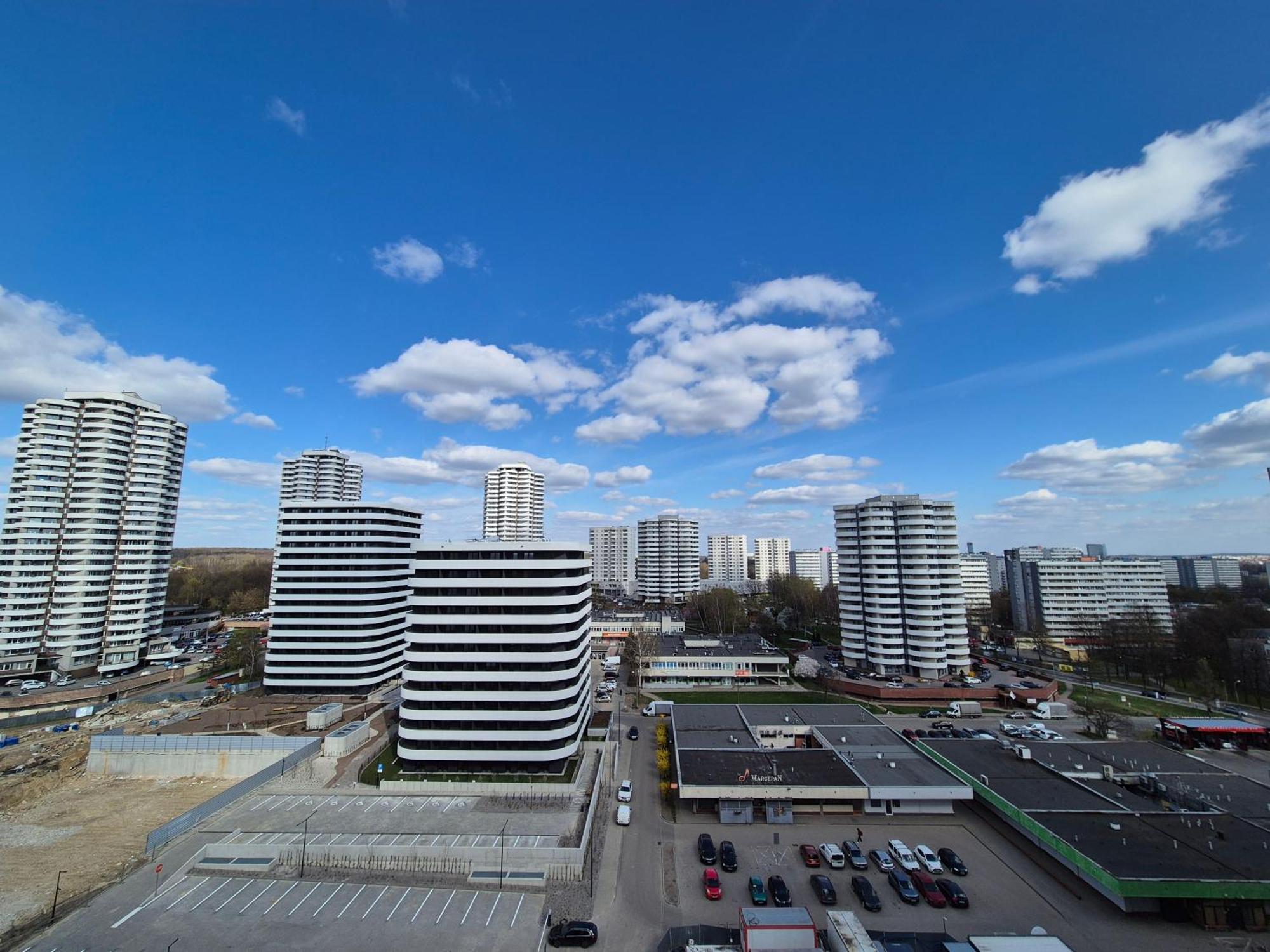 Apartament Wsrod 1000Cy Swiatel - Z Parkingiem W Hali Garazowej- Duzy Balkon Z Lezakami - Piekny Widok Noca Na Panorame Tysiaclecia Katowice Exteriör bild