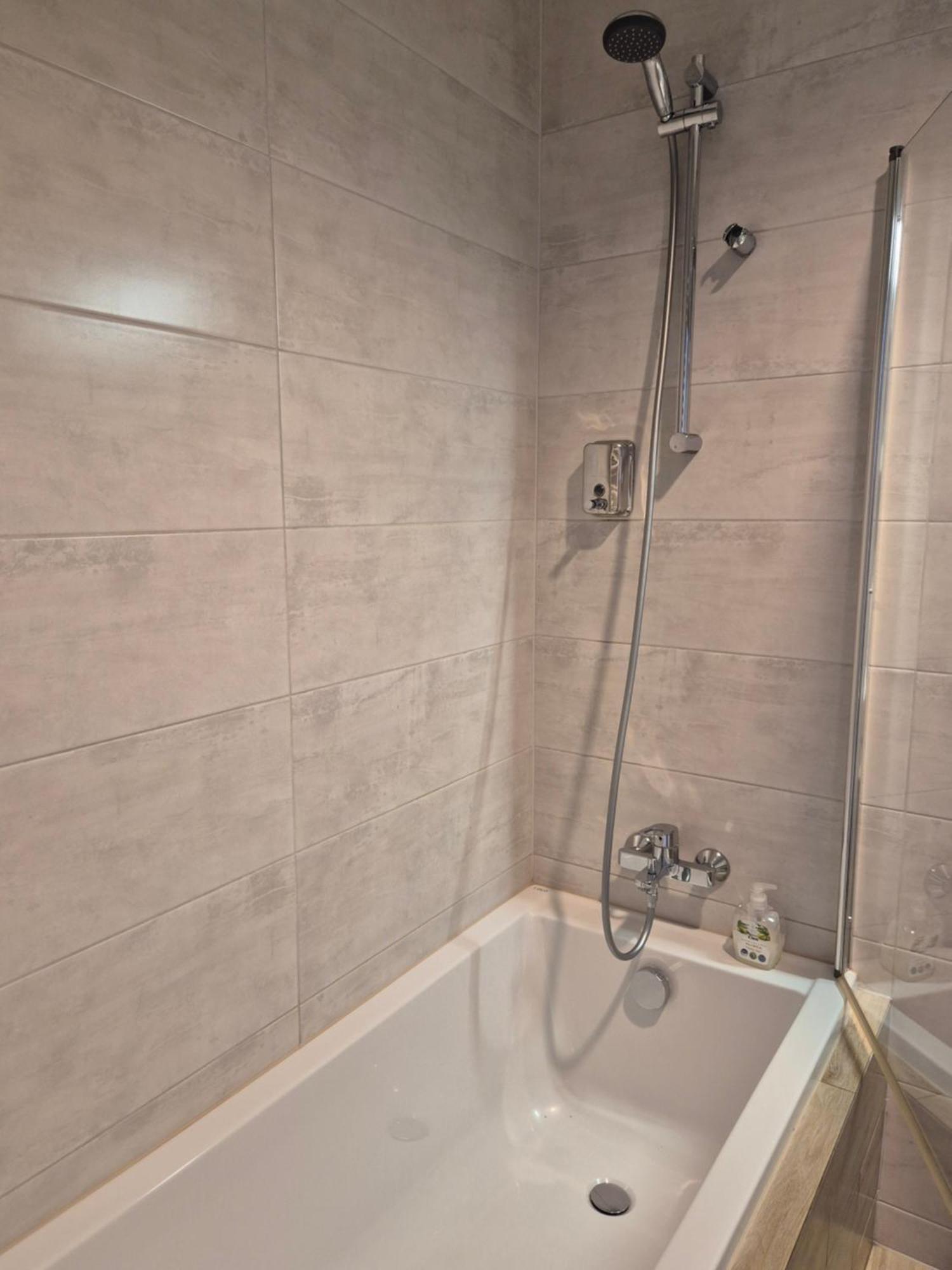 Apartament Wsrod 1000Cy Swiatel - Z Parkingiem W Hali Garazowej- Duzy Balkon Z Lezakami - Piekny Widok Noca Na Panorame Tysiaclecia Katowice Exteriör bild