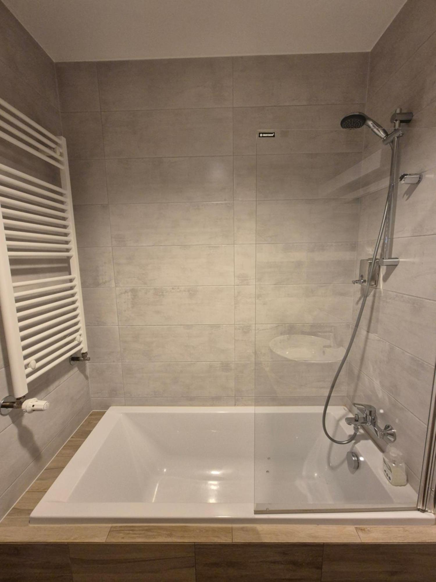 Apartament Wsrod 1000Cy Swiatel - Z Parkingiem W Hali Garazowej- Duzy Balkon Z Lezakami - Piekny Widok Noca Na Panorame Tysiaclecia Katowice Exteriör bild